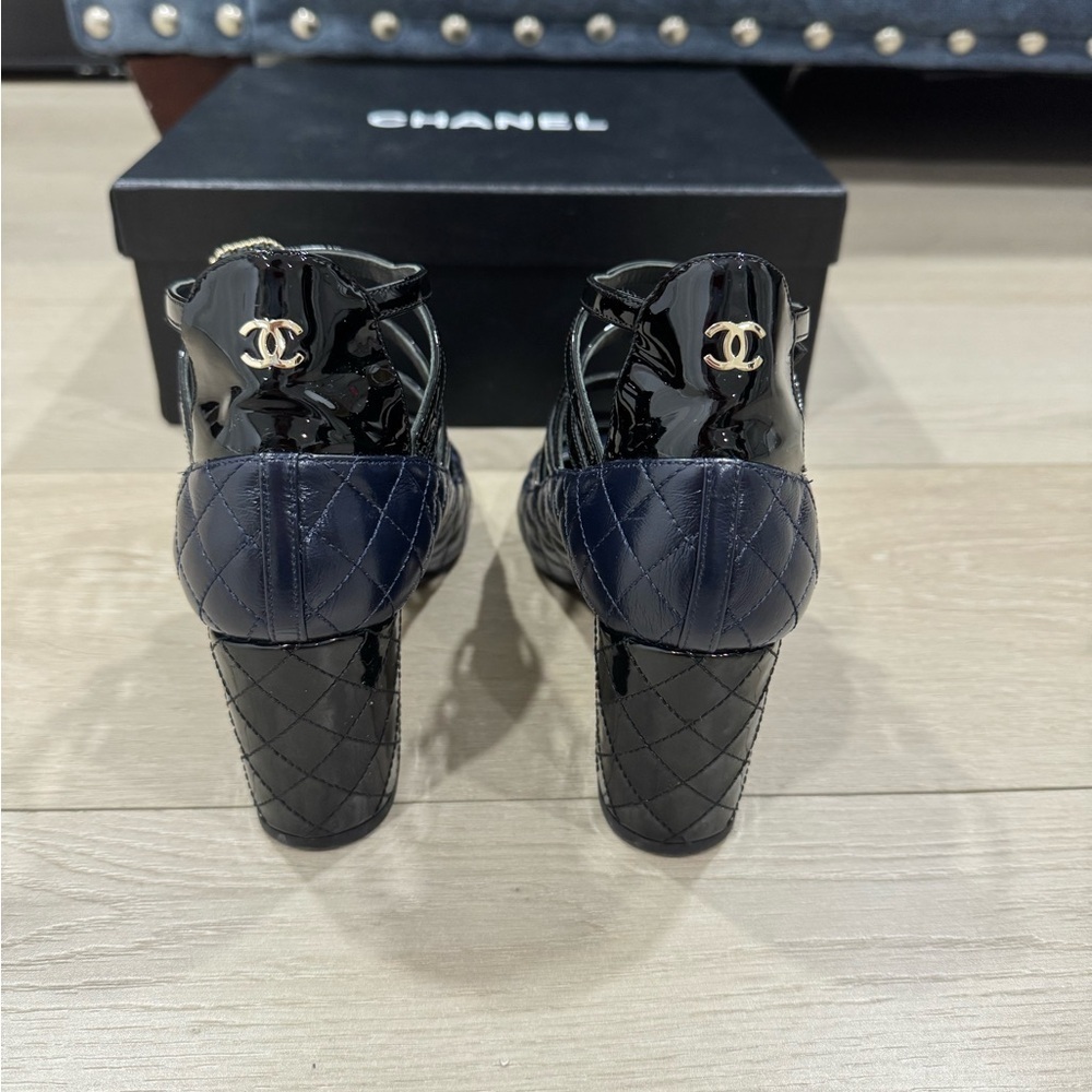 Chanel Interlocking Straps Navy/Black Quilted Pumps Size 37 - Picture 8 of 16